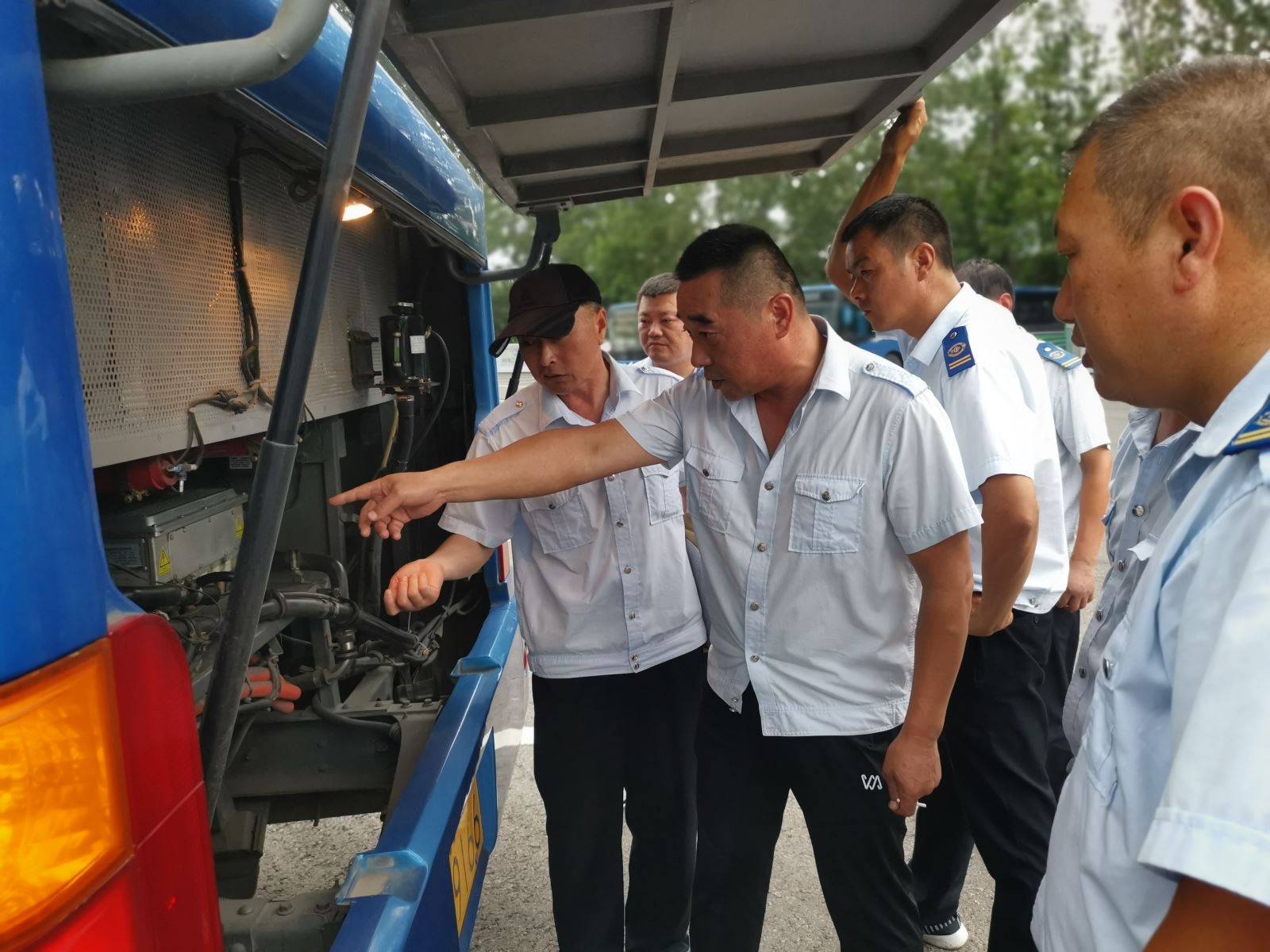 公交集團(tuán)公交事業(yè)一部對駕駛員做好純電動(dòng)車夏季防汛培訓(xùn)